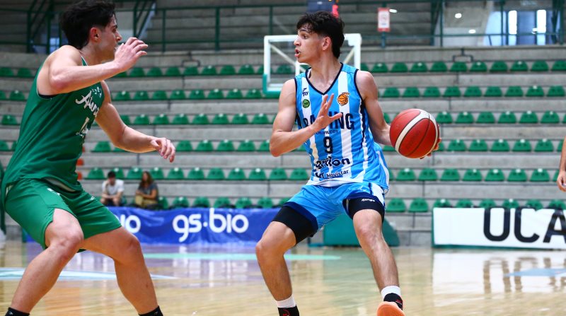 Racing venció a Atenas a domicilio